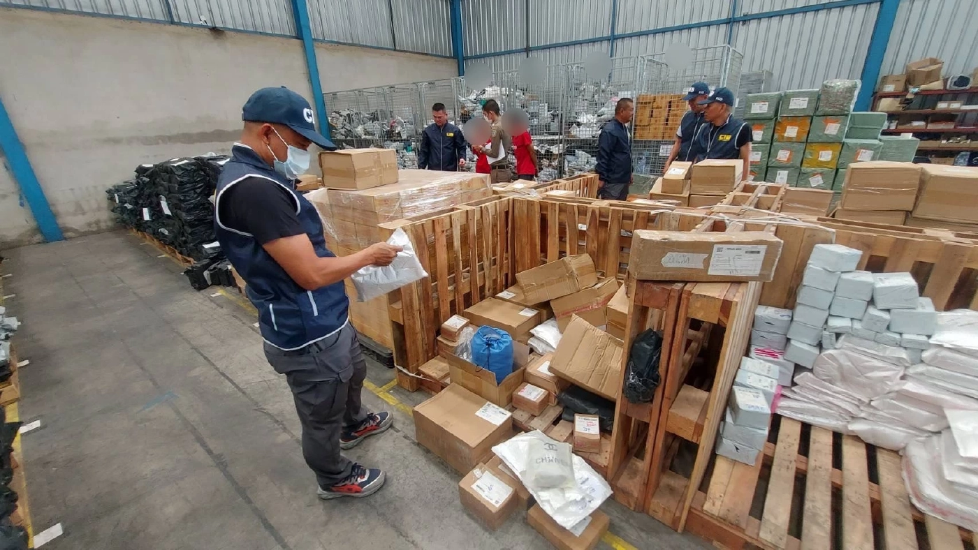 ทลายโกดังสินค้าเถื่อน แอบอ้าง"คิงเพาเวอร์" ขายของไม่มีคุณภาพผ่านเฟซบุ๊ก