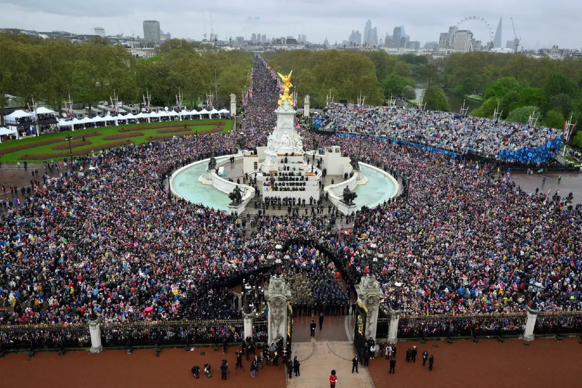 สมเด็จพระเจ้าชาลส์ที่ 3 เสด็จออกสีหบัญชร ฝูงชนร่วมถวายพระพร