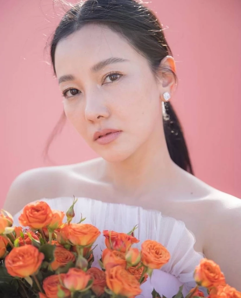 แฟน ๆ แห่ชื่นชม นุ่น วรนุช ลงเครื่องปุ๊บรีบไปเซอร์ไพรส์แฟนคลับกลางงานแต่ง