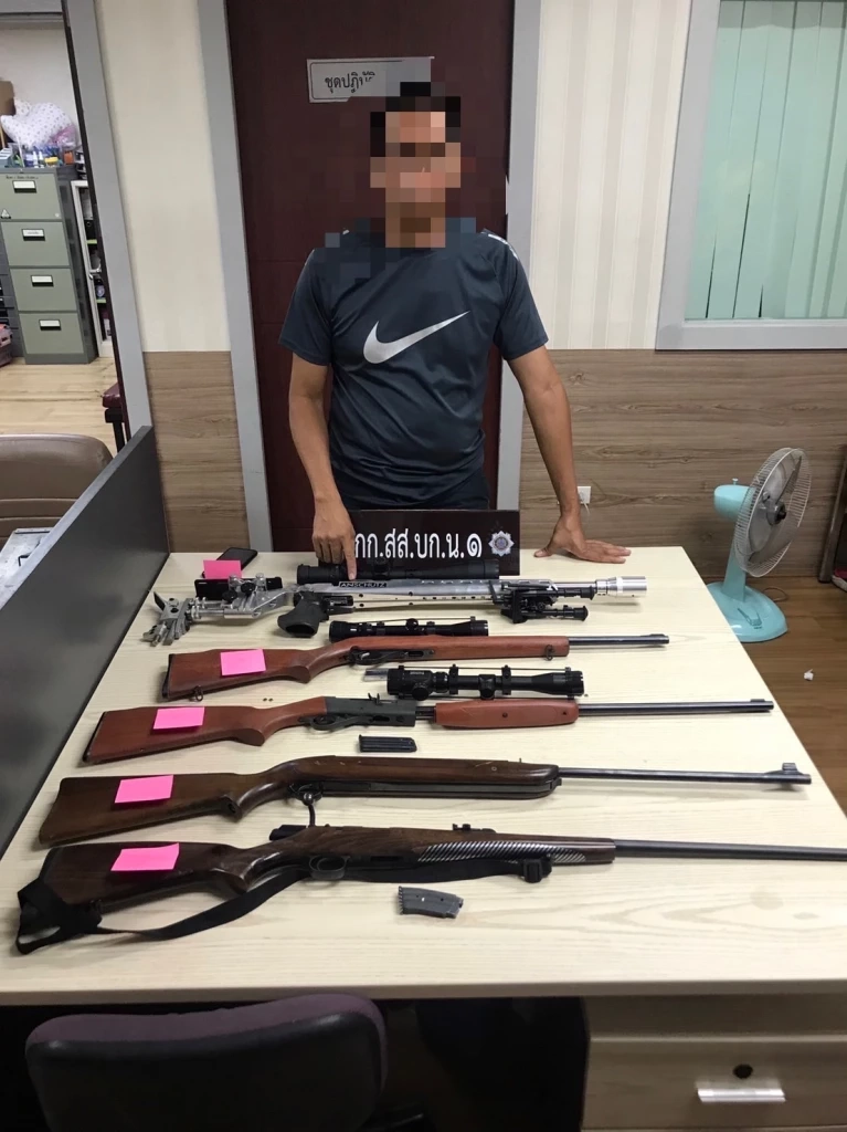 บุกรวบนักเทรดหุ้นชื่อดัง ยึดปืนยาว 5 กระบอก รับสารภาพชอบสะสมปืน