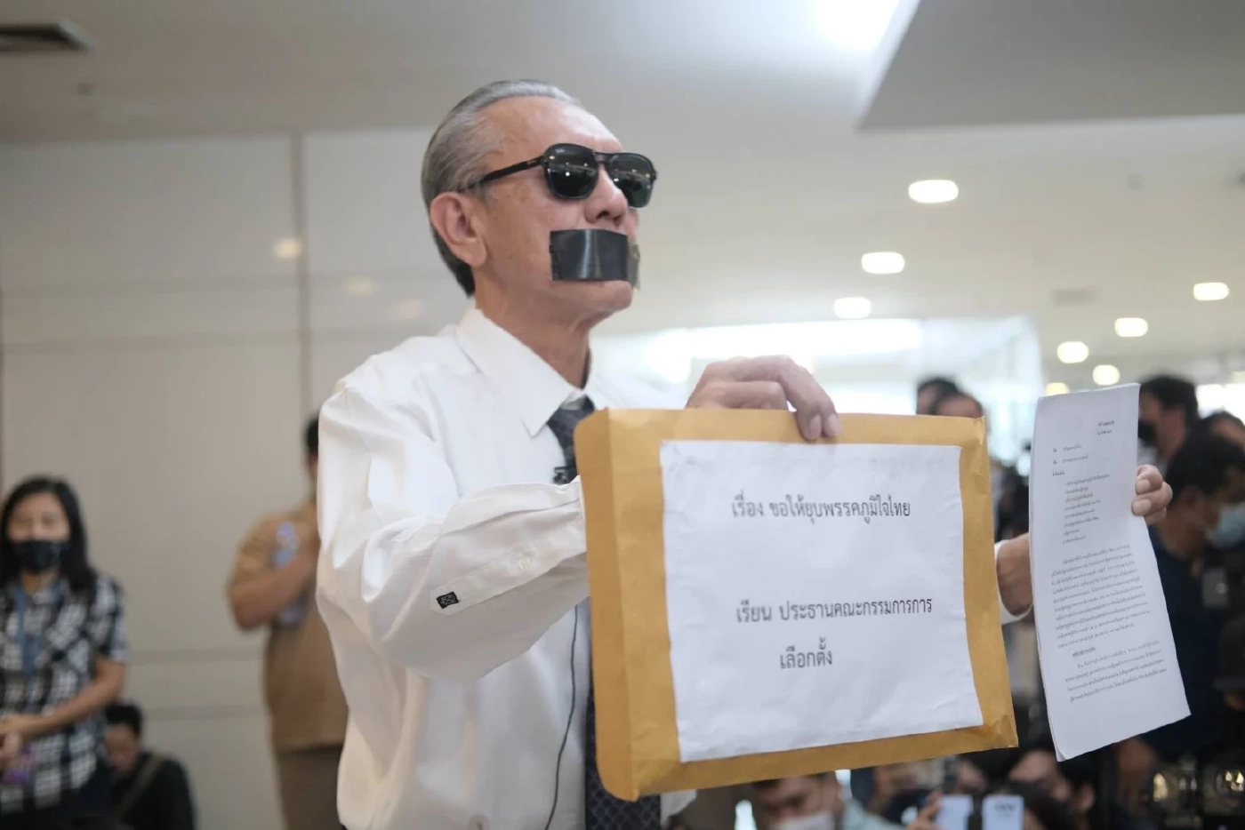 แฟ้มภาพ 16 มีนาคม 2566  ชูวิทย์ กมลวิศิษฎ์  ยื่นกกต.ขอให้ยุบพรรคภูมิใจไทย 