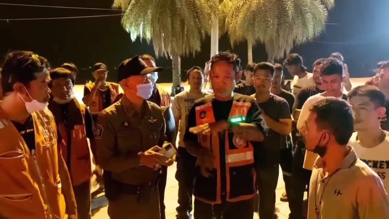 เปิดคลิป วินจยย.พัทยา ยกพวกเจรจา คนขับโบลท์ หวิดปะทะ ตร.หิ้วเคลียร์โรงพัก