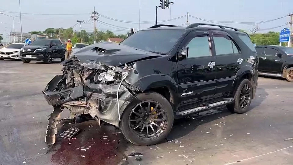 ไฟแดงเสีย! ฟอร์จูนเนอร์พุ่งชนกระบะ ไถลกวาด จยย. รอสัญญาณมือ บาดเจ็บ 2 ราย