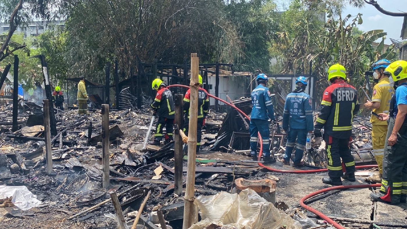 สลด เพลิงไหม้ชุมชนหมอเหล็ง รปภ.ดับคากองเพลิง หลังออกเวร กลับมานอนพัก