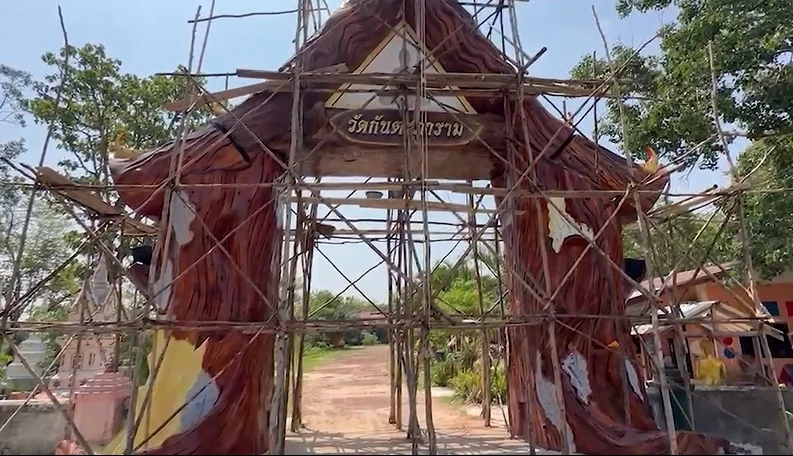 เสื่อมอีกแล้ว! ภาพว่อน หลวงพี่โชว์หวิว สลัดจีวร นอน "สไลด์หนอน" โชว์สาวลาว