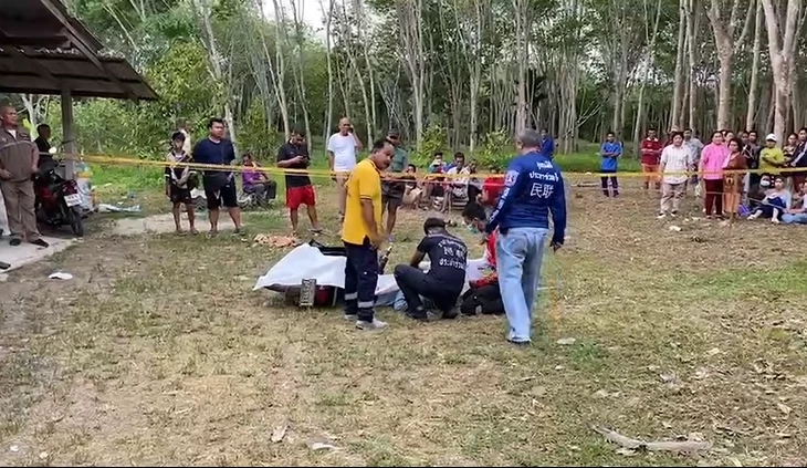 ขอมาจัดให้ หนุ่มใหญ่บุกบ้านอริท้าให้ยิง สุดท้ายถูกกระหน่ำยิงอกพรุนดับ