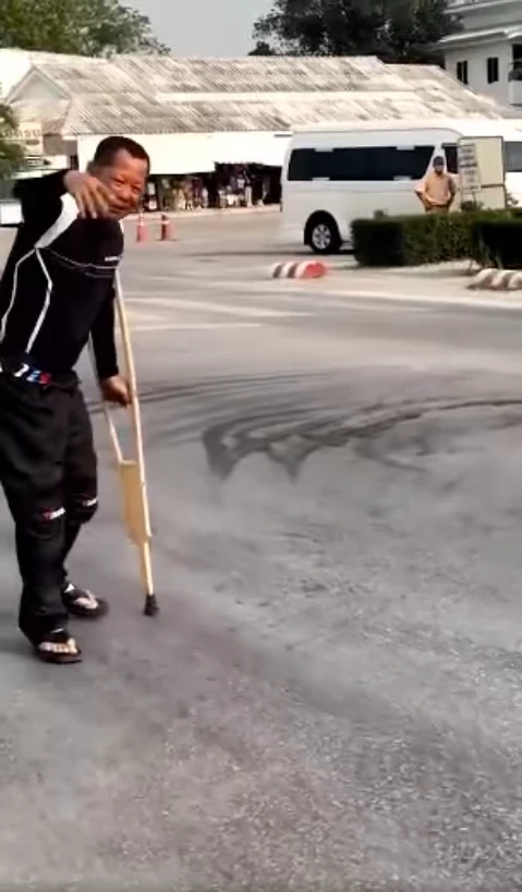 เปิดคลิป"อาจารย์เฉลิมชัย"สุดทน โพสต์แฉรถน้ำมัน ทำถนนหน้าวัดร่องขุ่นพัง