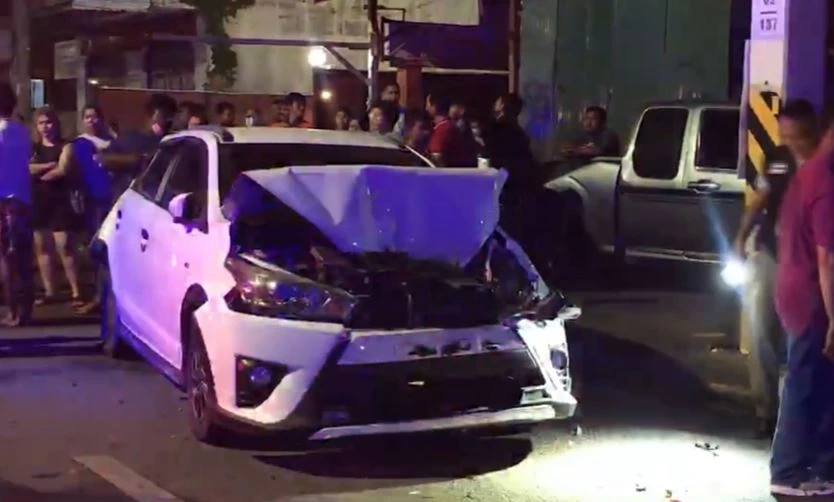 ไหนว่ารักกัน! หนุ่มขับรถชนอู่พังยับ ทิ้งแฟนสาว วิ่งหนีเข้าป่า