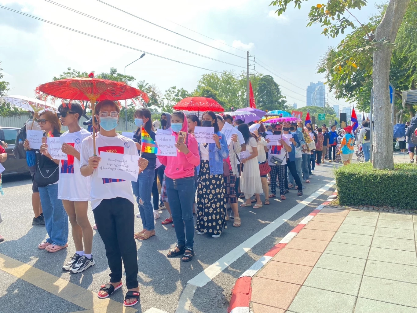 กลุ่มแรงงาน ร้องขึ้นค่าแรงขั้นต่ำ 700 บาท พร้อม เผาพริกเกลือสาปส่ง 3 ป.-1 ส.