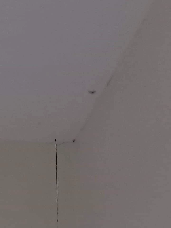 สาวหวิดดับ กระสุนปริศนา ตกทะลุหลังคาบ้าน เฉียดหัวไปนิดเดียว