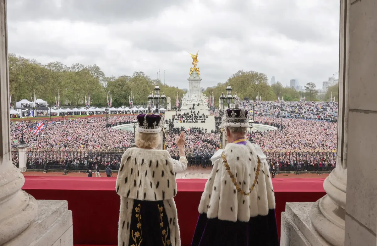 สมเด็จพระเจ้าชาลส์ที่ 3 เสด็จออกสีหบัญชร ฝูงชนร่วมถวายพระพร