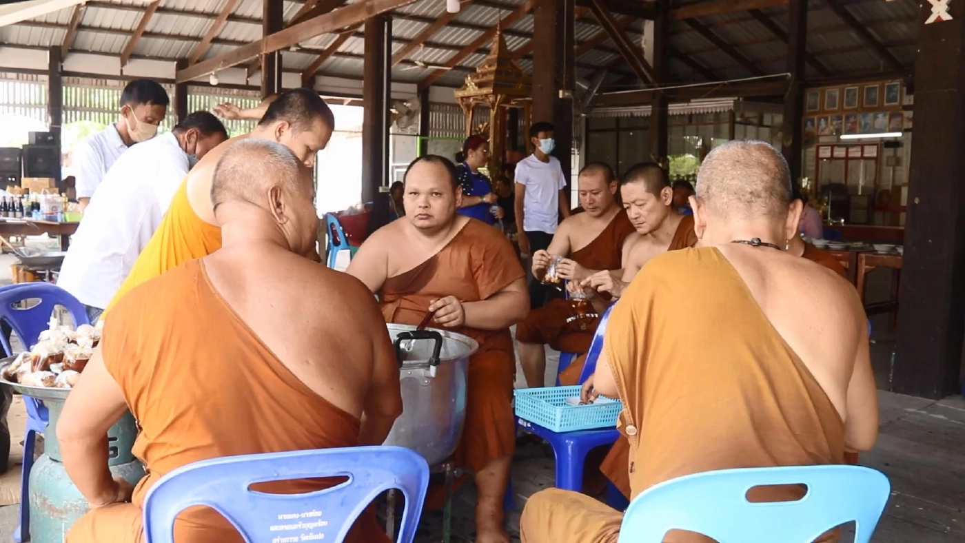 ทหารเร่งซ่อมแซมบ้านเรือนเสียหาย ถูกพายุถล่มพิจิตรหนักสุดรอบ 40 ปี
