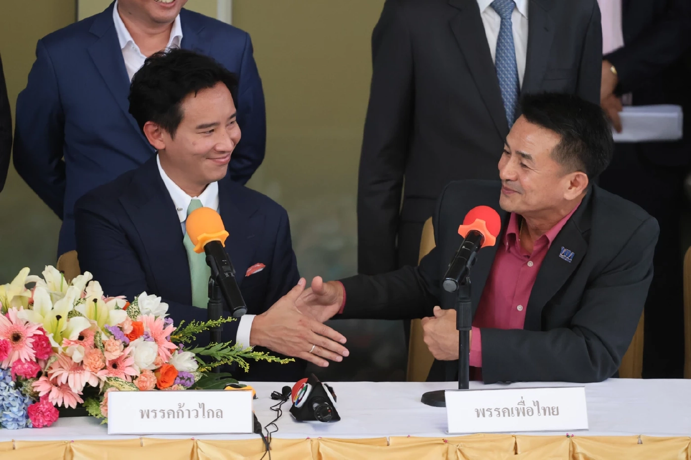 ชลน่าน-พิธา โชว์หวาน ประกบมือรูปหัวใจ เปลี่ยนดีลลับ เป็นดีลรัก (มีคลิป)