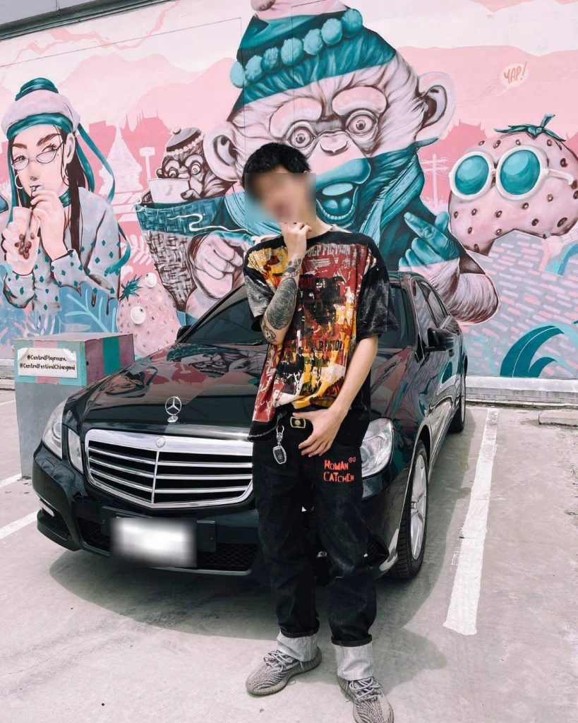 ค้นบ้าน"หนุ่มไฮโซ"หัวร้อน ชักปืนขู่คู่กรณีบีบแตรใส่ ไม่เจอตัว พบปืนเพียบ