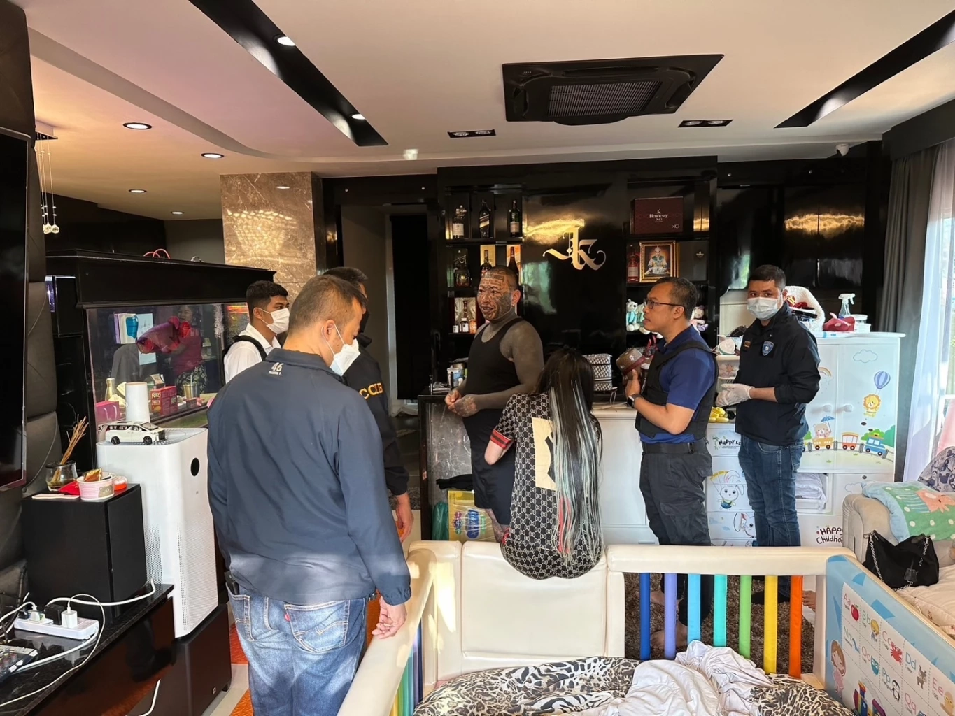 บุกค้นบ้าน "เก่ง ลายพราง" โพสต์คลิปชวนเล่นพนัน สารภาพ ได้ค่าจ้างเดือนละ 2 แสน