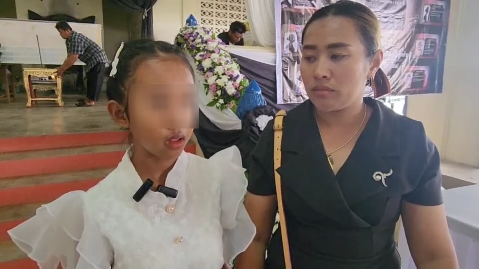 เคลื่อนร่าง'ก้อย เท้าแชร์' เหยื่อ'แอม' ขึ้นเมรุ ลูกสาวถาม"ฆ่าแม่หนูทำไม?"