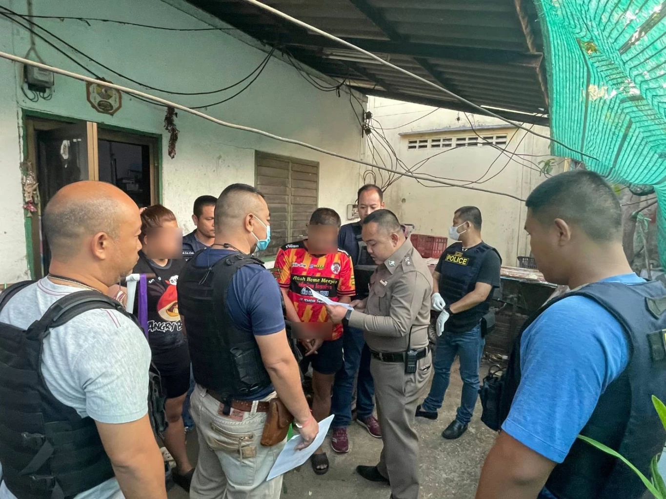 รวบหนุ่มติดพนันออนไลน์ใช้ปืนปลอม ชิงทรัพย์ 3 แสน พ่อค้าตลาดโรงเกลือ