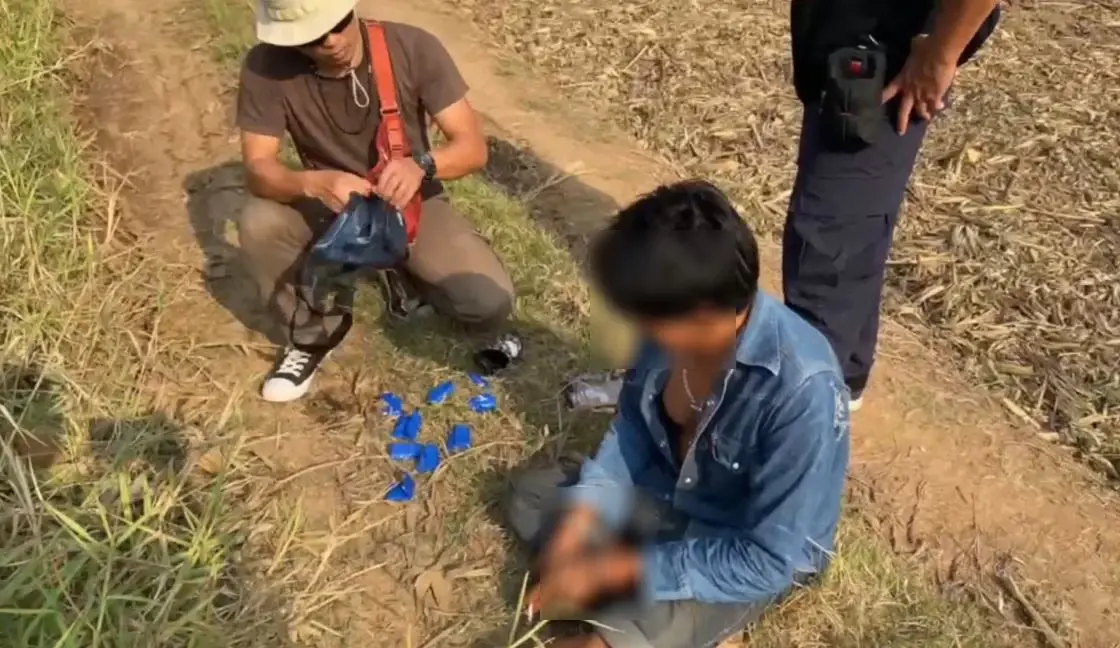 ยืนตกปลา ยาเต็มกระเป๋า ตร.บุกรวบพ่อค้ายาบ้า ริมสระน้ำ อ้าง มีคนฝากไว้