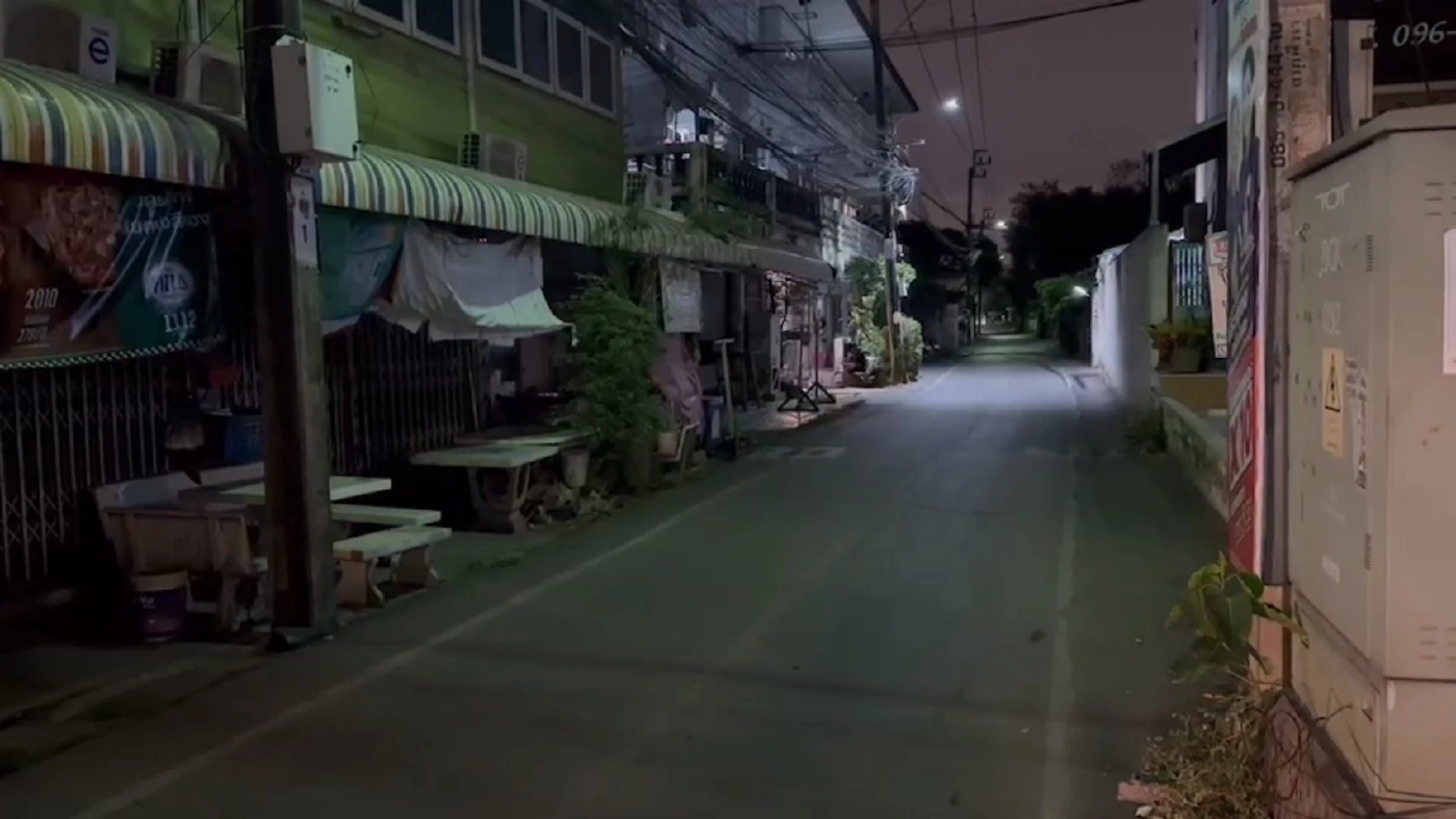 ชาวบ้านผวา โจ๋เมืองนนท์ เกือบ 20 คน บุกยิง-ปาระเบิด ใส่ห้องพักคู่อริ (มีคลิป)