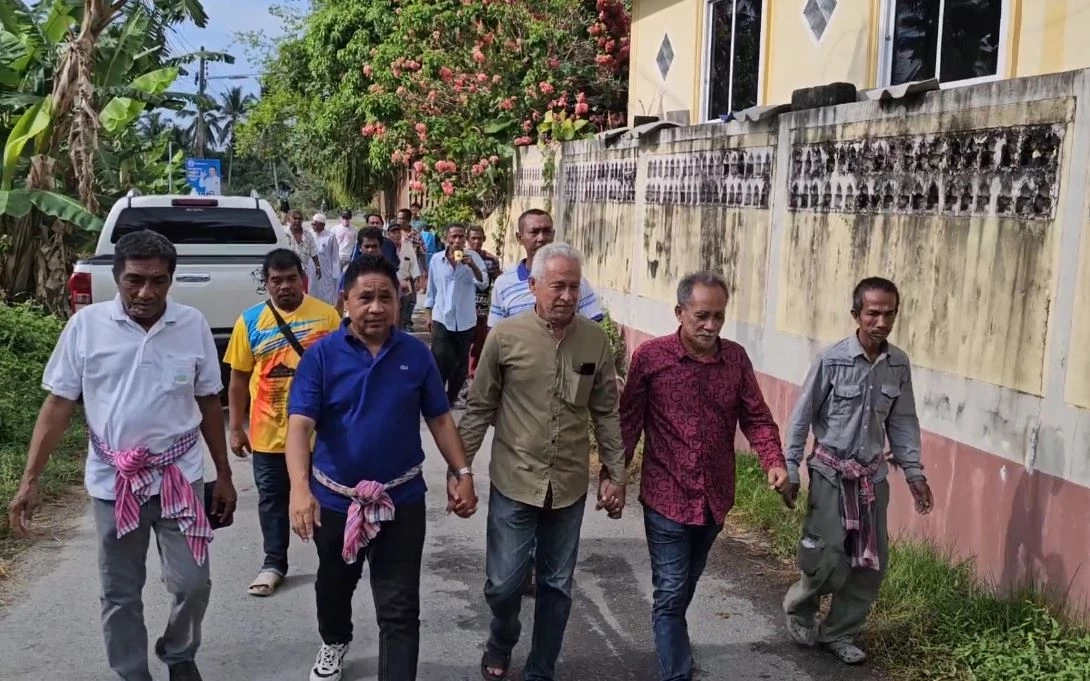 ผู้นำศาสนา-ชาวบ้าน ให้กำลังใจอดีต ผญบ. ถูกนายอำเภอขู่ จี้ กกต. ตรวจสอบพฤติกรรม