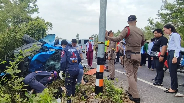 สยอง! สาวธุรการโชว์รูม ซิ่งเก๋ง Test Drive ชนท้าย จยย. ก่อนชนเสาไฟยับ ดับ 2 ราย