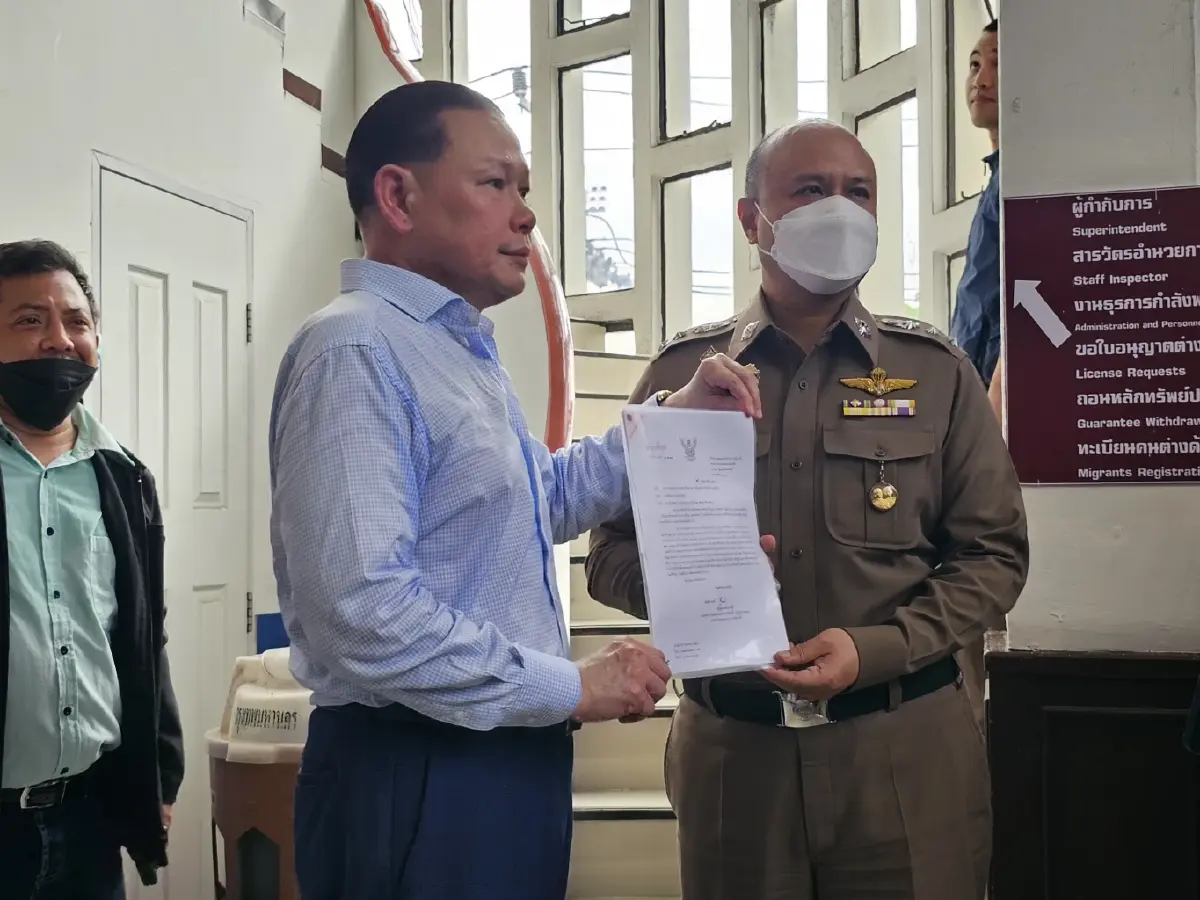 “สันธนะ” แจ้งความเอาผิด “ชูวิทย์” 3 ข้อหา เหตุปะทะหน้าพรรคก้าวไกล