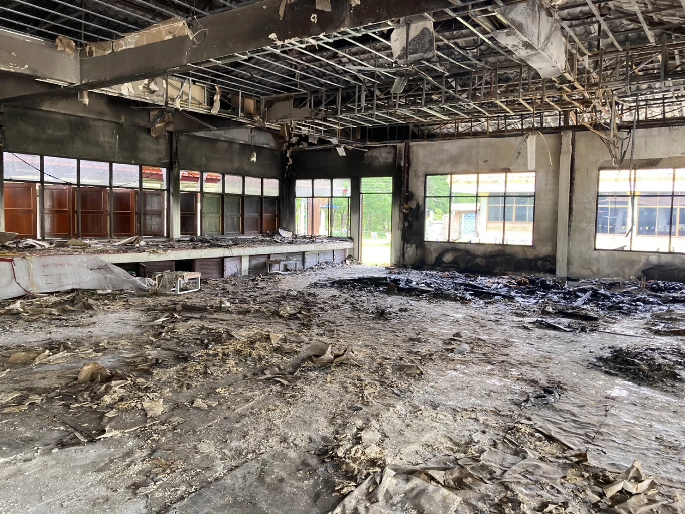 ระทึก! ไฟไหม้ศาลาวัด พระ - เณร ย้ายของอลหม่าน เอาออกมาได้แค่โลงเย็น 2 ใบ