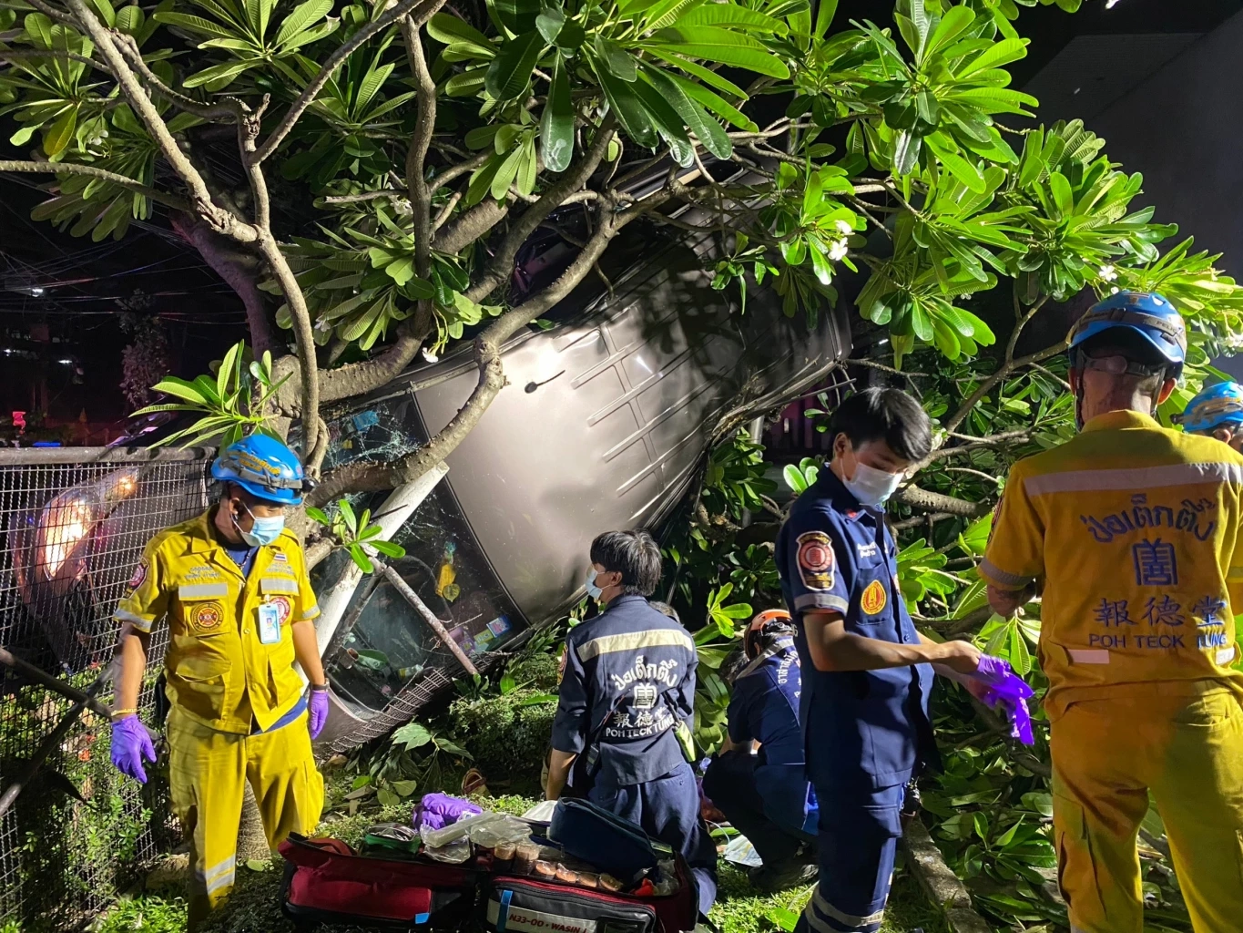 ขับรถตู้ไปไหว้เทวาลัยพระพิฆเนศ รถเสียหลักพุ่งชนต้นไม้ ดับ 1 บาดเจ็บ 2