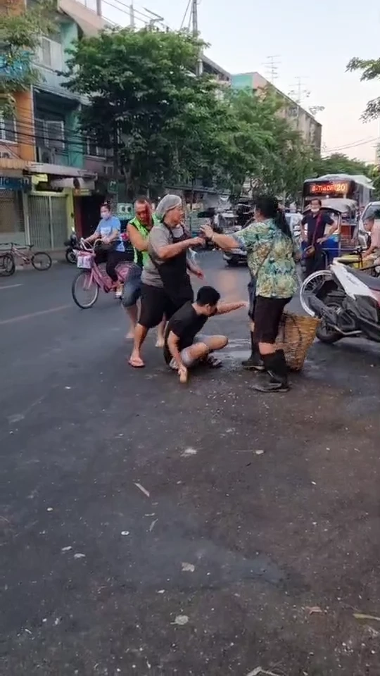 พ่อค้าแม่ค้าทะเลาะวิวาท ตะลุมบอนหน้าตลาดท่าดินแดง เจ็บทั้งสองฝ่าย