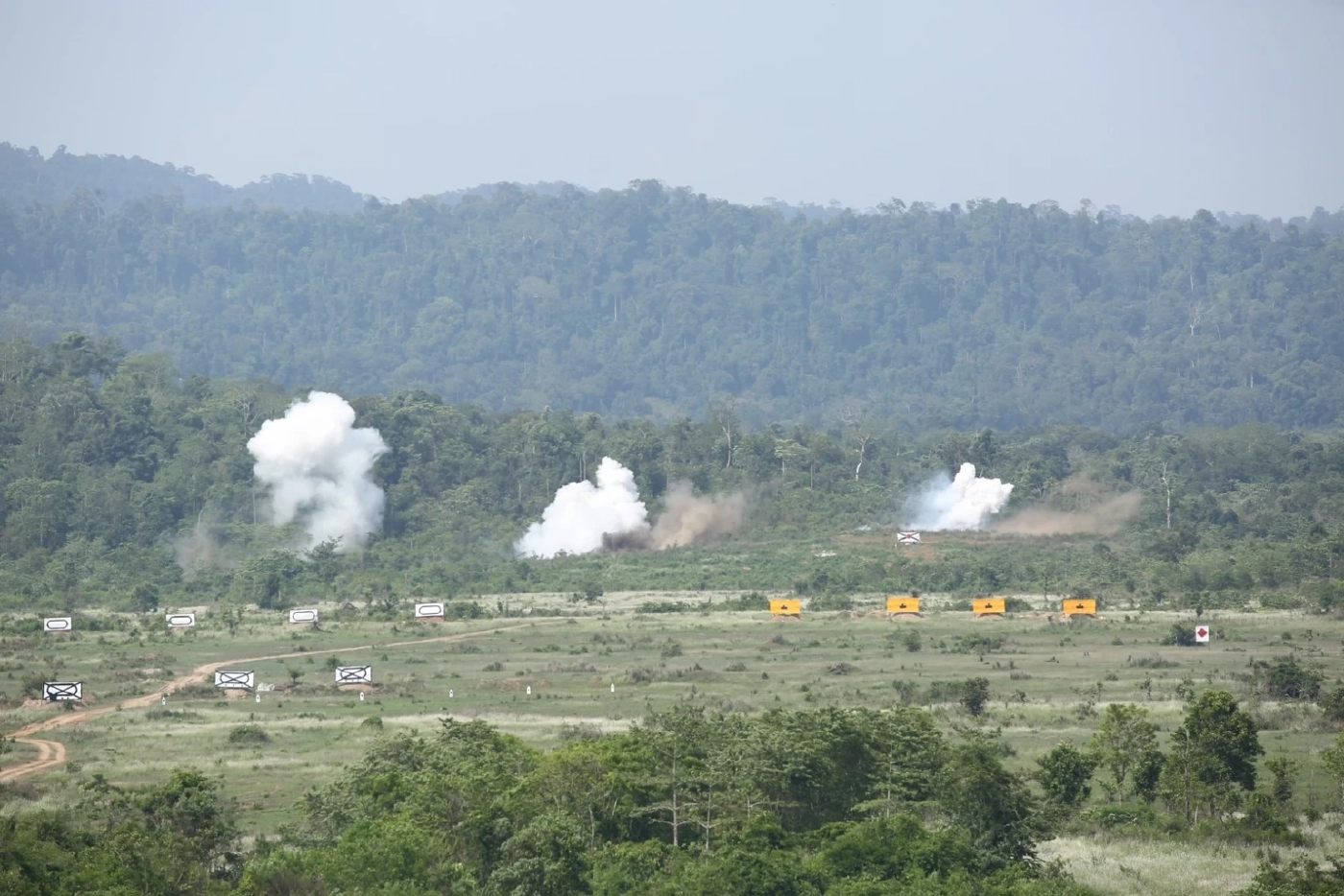 "ผบ.ทร." โชว์ยิง MK-19 พอใจบรรลุเป้าหมาย ฝึกร่วม "ทบ.-ทอ."