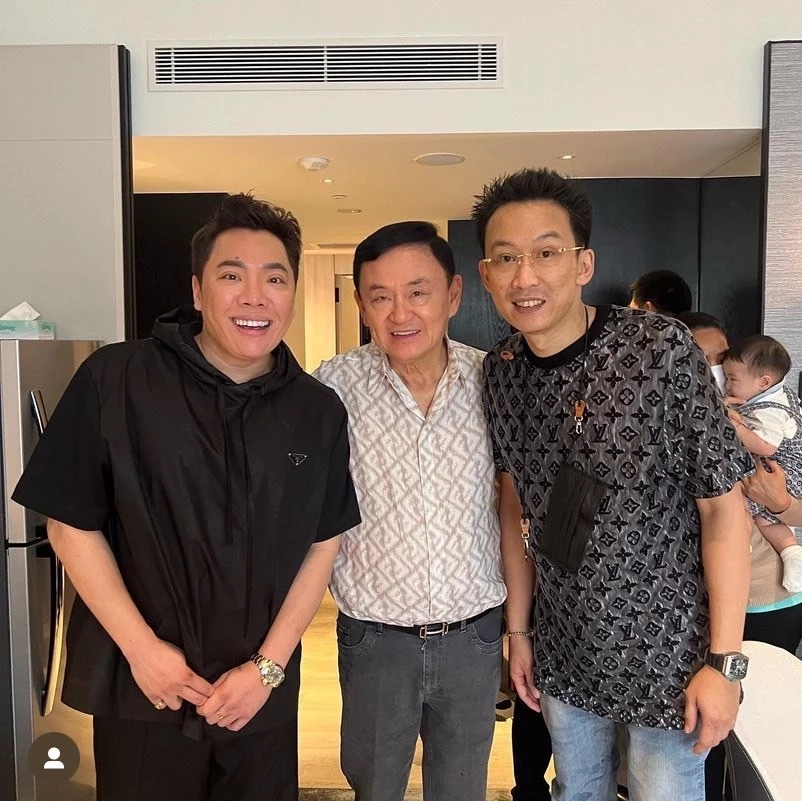 ‘มดดำ’ บินไปสิงคโปร์ โพสต์รูปครอบครัว 'ชินวัตร' พร้อมหน้า (มีคลิป)