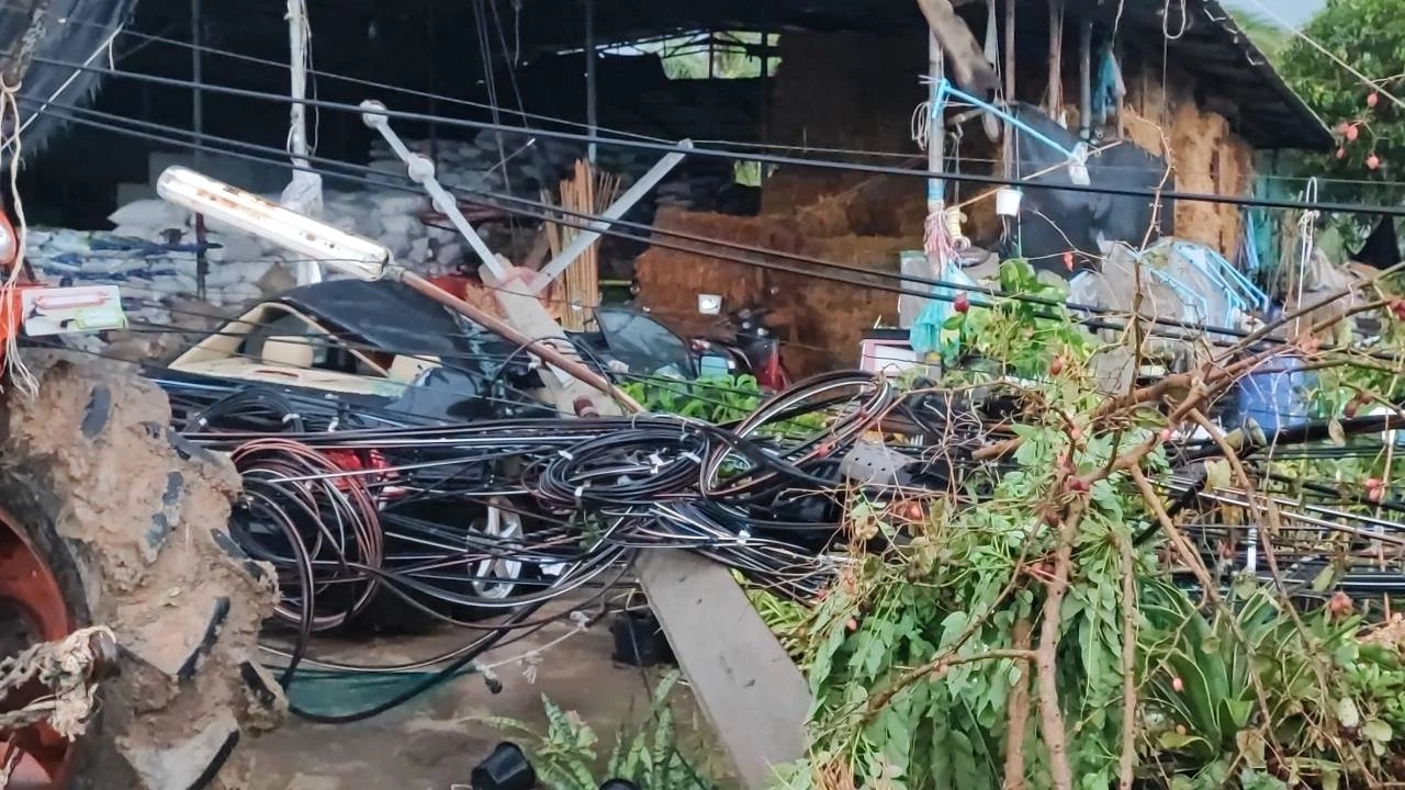 "พายุฝน" ถล่มปทุม พัดเสาไฟฟ้าหักโค่นกว่า 30 ต้น ทับบ้านเรือน - รถยนต์ พังยับ