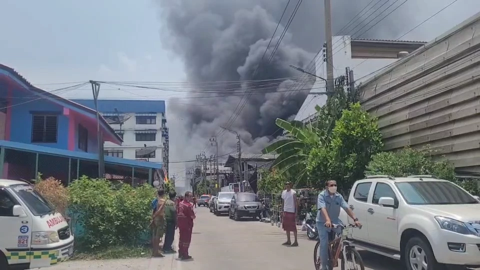 ไฟไหม้โรงงานผลิตที่นอน ย่านบางปู ลามวัตถุดิบไวไฟ คนงานหนีตายจ้าละหวั่น