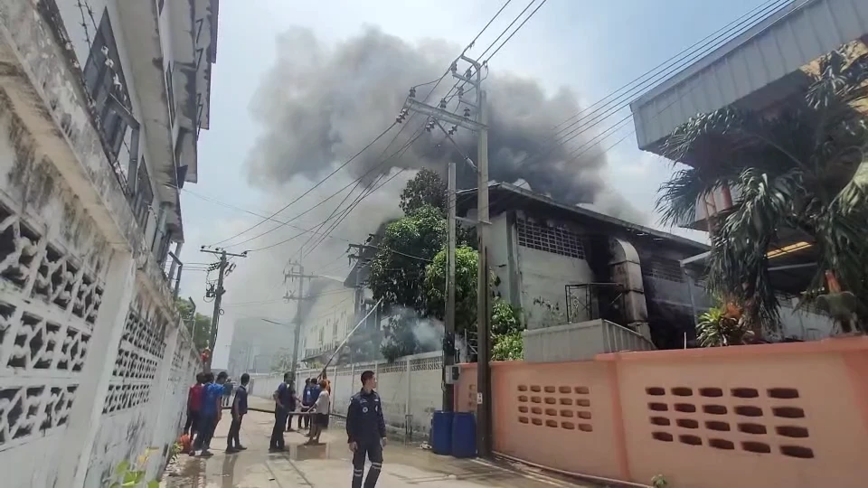 ไฟไหม้โรงงานผลิตที่นอน ย่านบางปู ลามวัตถุดิบไวไฟ คนงานหนีตายจ้าละหวั่น