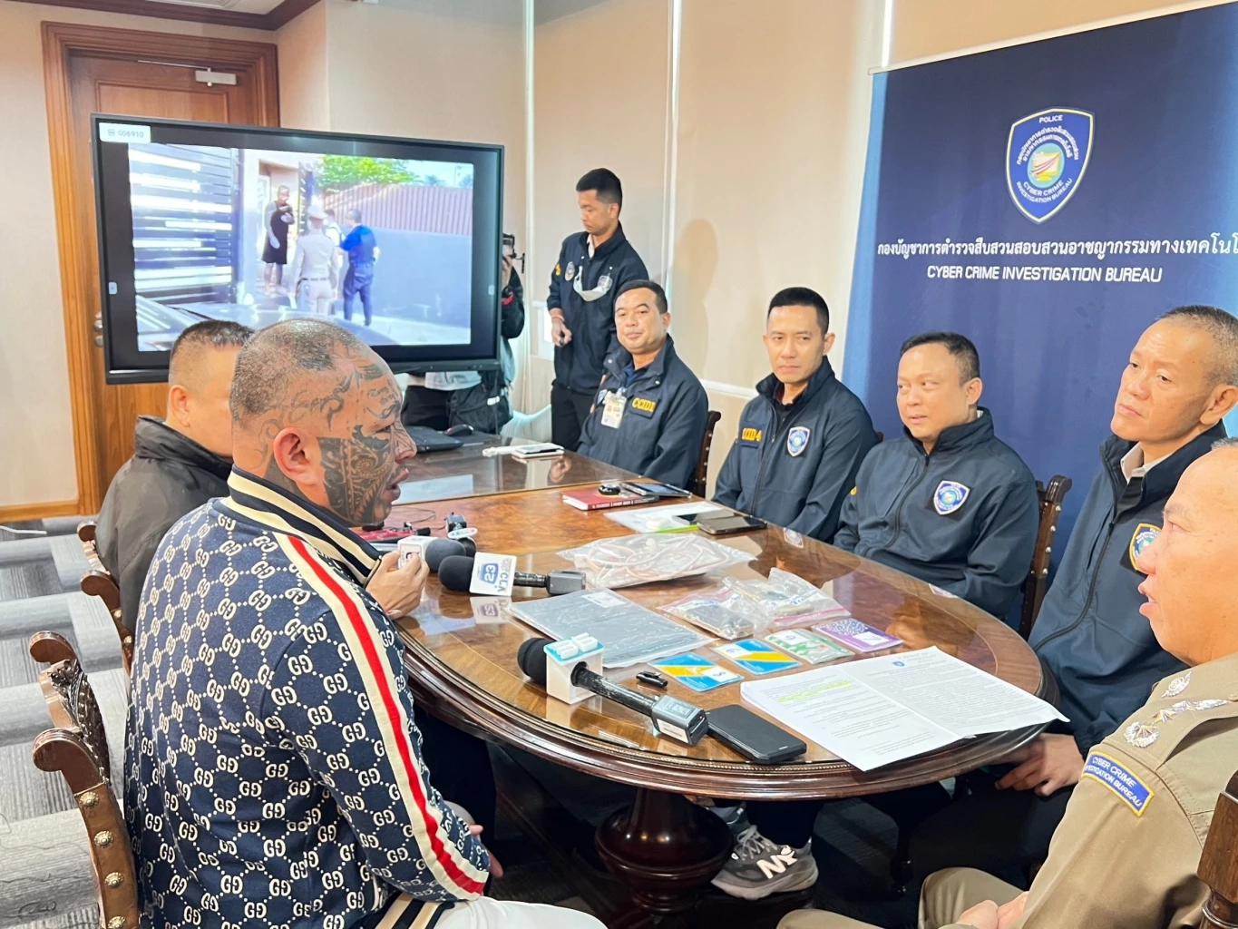 “เก่ง ลายพราง” มอบตัวคดีโพสต์ชวนเล่นพนัน เงิน "ตกหมึก" ไม่พอรายจ่าย