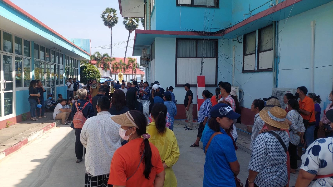 ชาวสัตหีบเดือด! ขวางย้ายหีบคะแนน ส.ส.ชลบุรี เขต 10 หลังเจอบัตรเขย่งหลายพันใบ