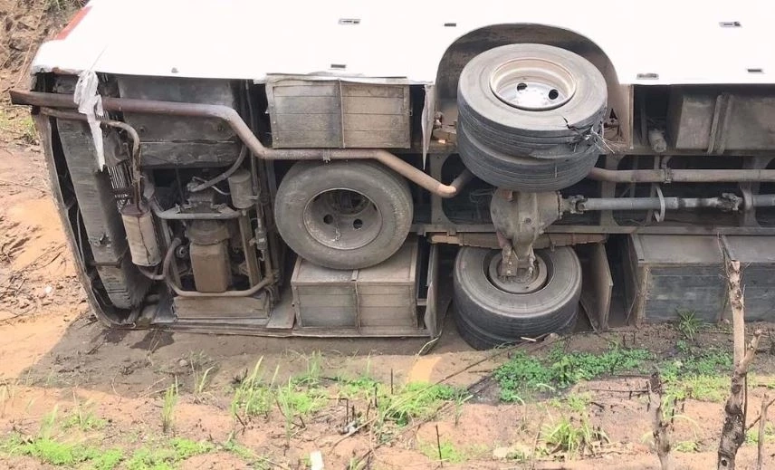 ระทึก รถบัสทัวร์จีนยางแตกตกถนน ตะแคงพิงเนินเขาข้างทาง เจ็บเล็กน้อย 8 ราย