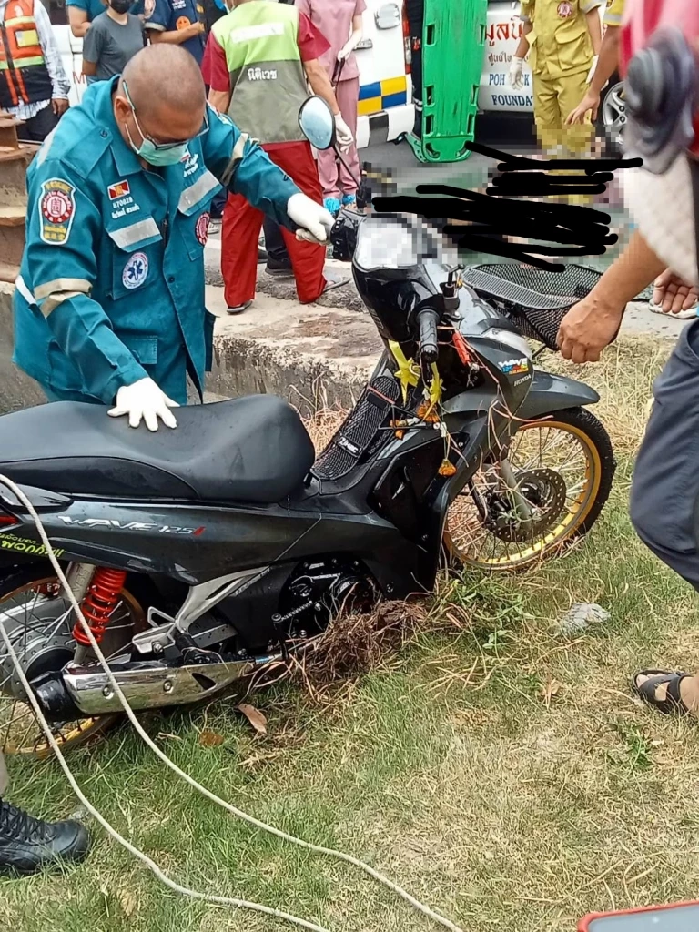 2 ผัวเมียดับ หลังขี่จยย.ตกคลอง ทิ้ง 10 เดือนกำพร้า