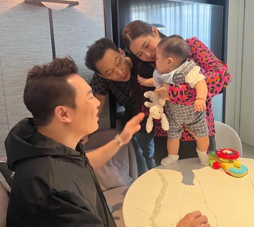 ‘มดดำ’ บินไปสิงคโปร์ โพสต์รูปครอบครัว 'ชินวัตร' พร้อมหน้า (มีคลิป)