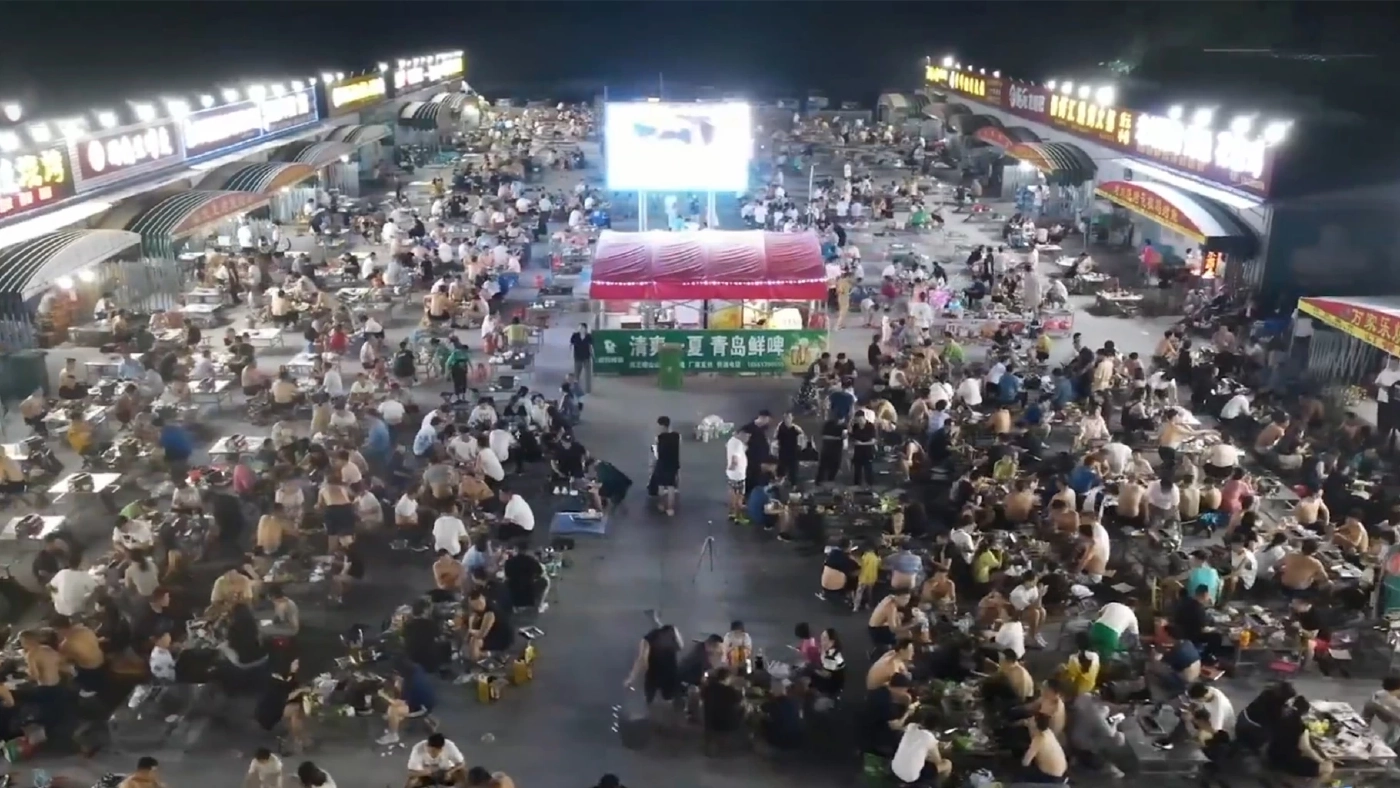 นักท่องเที่ยวล้นเมือง "จือปั๋ว" เมืองหลวงแห่งบาร์บีคิวกลางแจ้งของจีน