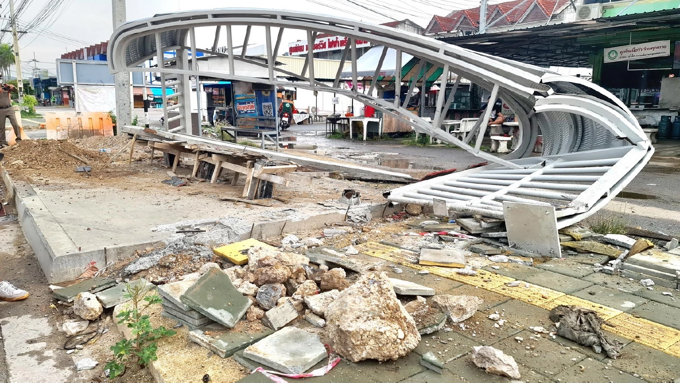 ระทึก! มินิบัสซิ่งฝ่าสายฝนพลิกคว่ำ สาวท้อง 5 เดือน รอดหวุดหวิด