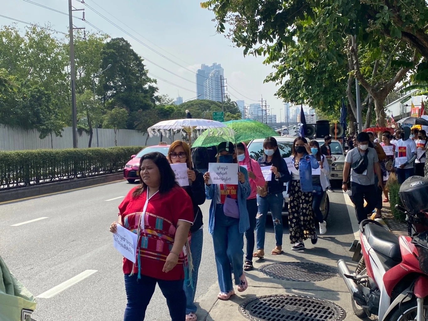 กลุ่มแรงงาน ร้องขึ้นค่าแรงขั้นต่ำ 700 บาท พร้อม เผาพริกเกลือสาปส่ง 3 ป.-1 ส.