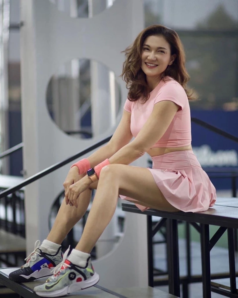 เป็นอมตะ ‘แอนสิเรียม’  ในวัย 51 สวยสับ! ในลุคแฟชั่นสาวสปอร์ต