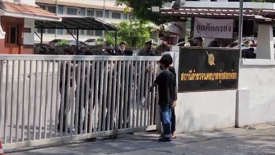 คุมเข้มสน.ทุ่งสองห้อง เตรียมฝากขัง"แบม-ตะวัน" มวลชนรวมตัวให้กำลังใจ