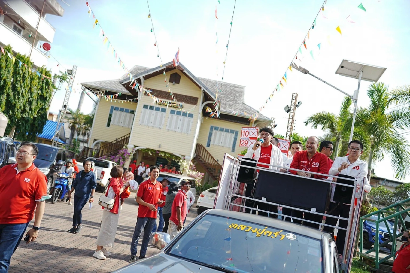 "มาดามนครบาล" ลุยหาเสียงเขตดอนเมือง เมินโพล "ก้าวไกล" เร่งเครื่องจี้ติด