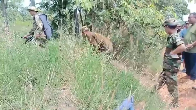 เปิดภาพวินาทีชีวิต! ช่วยคนไทย "เหยียบกับระเบิด" บาดเจ็บขาขาด (มีคลิป)