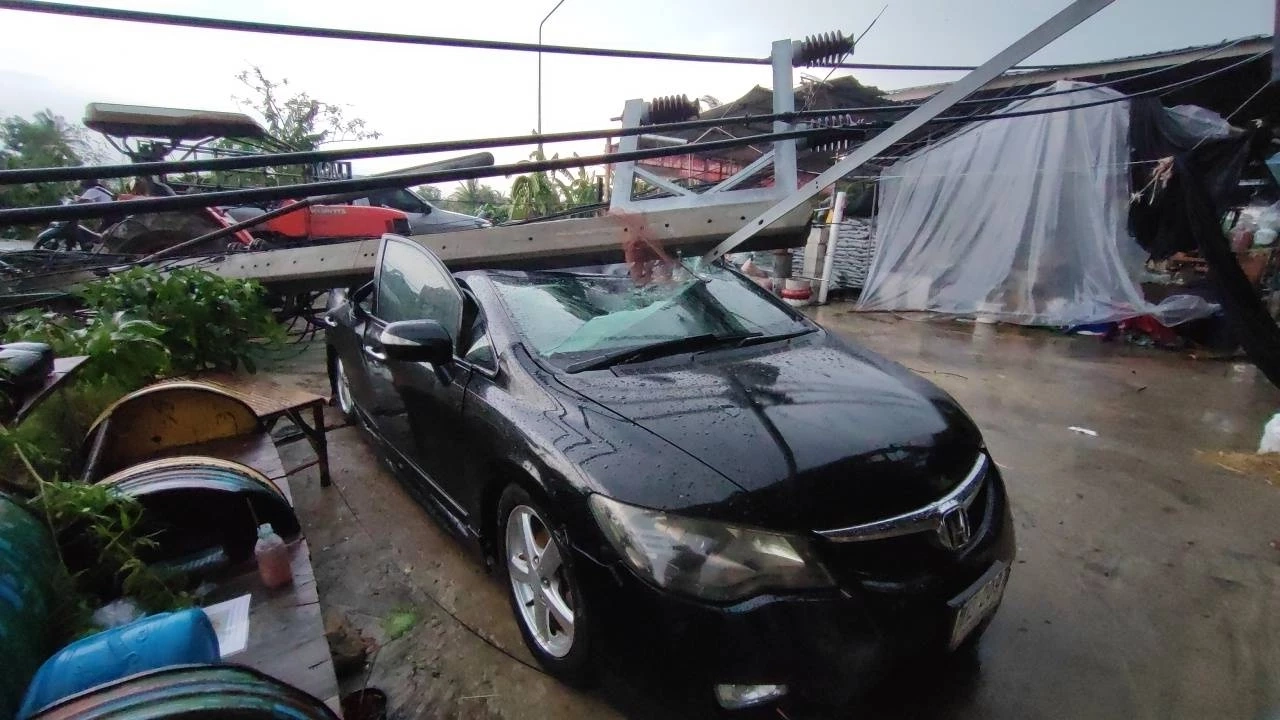 "พายุฝน" ถล่มปทุม พัดเสาไฟฟ้าหักโค่นกว่า 30 ต้น ทับบ้านเรือน - รถยนต์ พังยับ