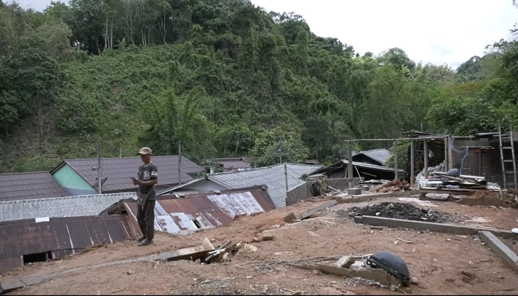 สยอง! เชียงรายฝนถล่มกลางดึก เกิดดินถล่มทับหนุ่มใหญ่ ดับคาห้องนอนทั้งเป็น