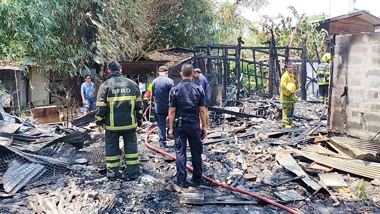 สลด เพลิงไหม้ชุมชนหมอเหล็ง รปภ.ดับคากองเพลิง หลังออกเวร กลับมานอนพัก