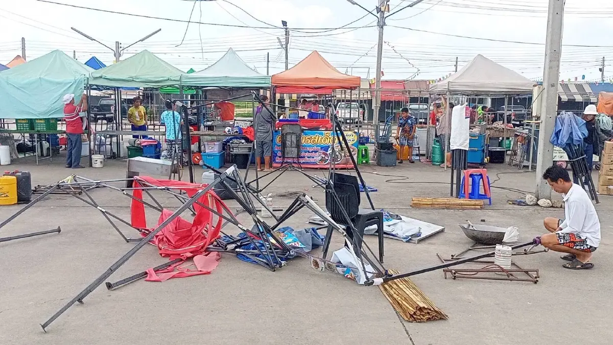 ระทึก! เปิดคลิปพายุหมุน กลางตลาดนัด พัดเต็นท์ปลิวเสียหาย